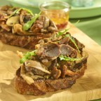 Tartine de gésiers de canard et champignons, salade de saison et vinaigrette à la framboise