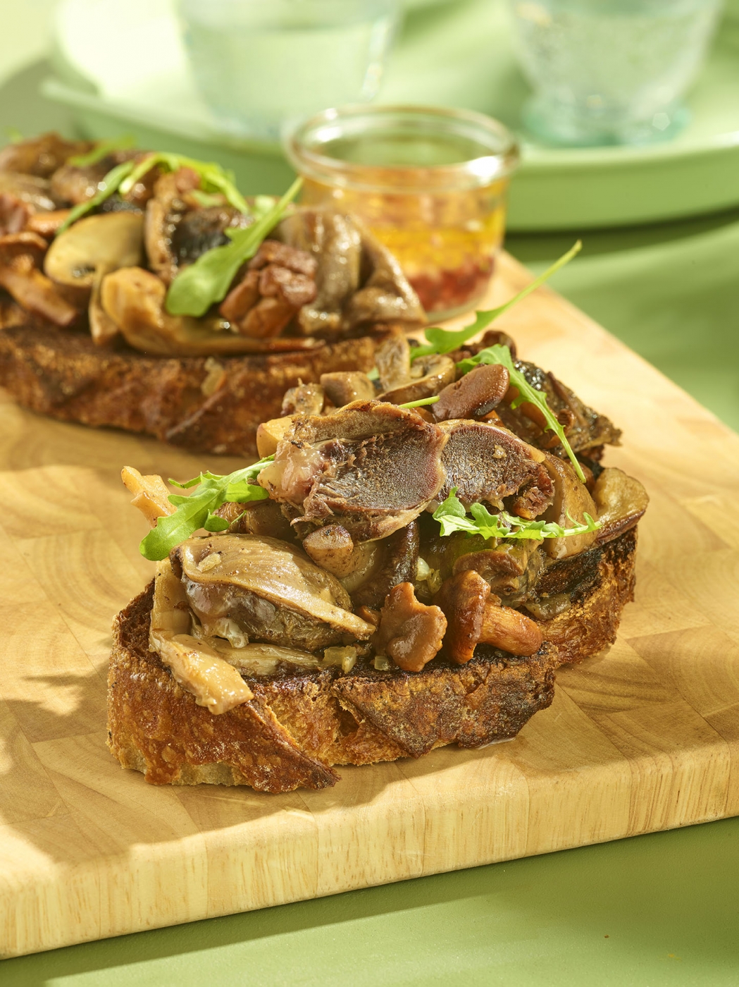 Tartine de gésiers de canard et champignons, salade de saison et vinaigrette à la framboise